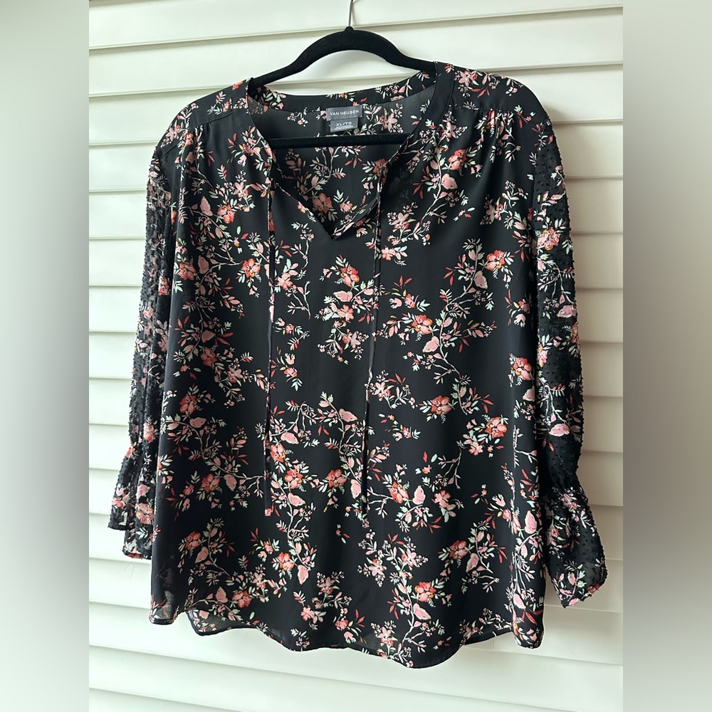 Van Heusen Black floral blouse. Like new condition, size XL